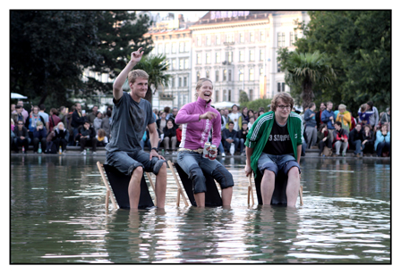© Pamela Rußmann Konzertbesucher sitzen auf Liegestühlen im Teich vor der Karlskirche